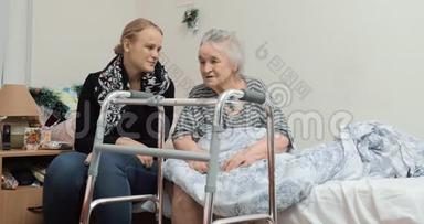 在医院看望年迈奶奶的成年孙女